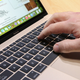 Imagen para el artículo titulado Probamos el nuevo MacBook: precioso y ligero, pero algo incómodo